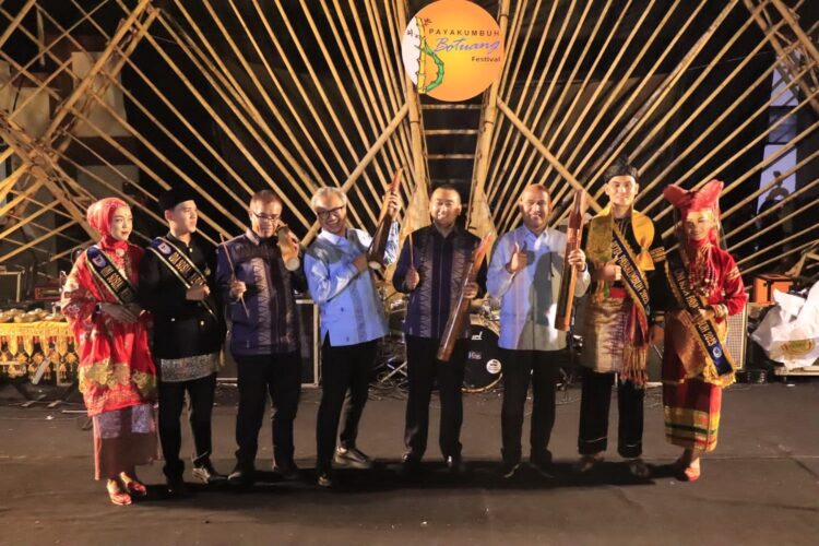PEMBUKAAN BOTUANG FESTIVAL—  Wakil Gubernur Audy Joinaldy bersama Pj.Wali Kota Payakumbuh membuka Botuang Festival di Batang Agam, Payakumbuh.
