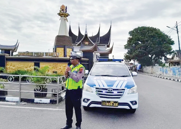 BERIKAN IMBAUAN— Petugas Satlantas Polresta Bukittinggi memberikan imbauan kepada pengendara saat menggelar operasi patuh Singgalang 2023 yang berlangsung 10-23 Juli 2023.