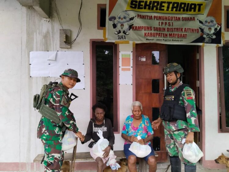 SERAHKAN BANTUAN—Prajurit Pos Subin Satgas Yonif 133/Yuda Sakti (YS) saat serahkan bantuan kepada masyarakat Subin, Distrik Aitinyo Maybrat, Provinsi Papua Barat Daya yang hendak pergi ke kebun, Minggu (16/7).