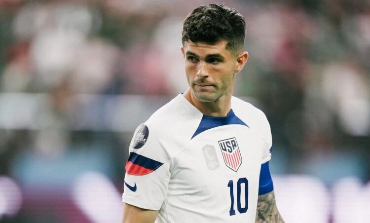 Kapten Amerika dari Chelsea Pulisic resmi bergabung dengan AC Milan gantikan Sandro Tonali. Pakar transfer asal Italia, Fabrizio Romano menyampaikan kabar bergabungnya Pulisic ke Milan tersebut melalui akun Twitternya.