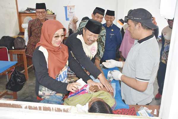 Puluhan Anak di Tilatang Kamang Sunatan Massal 1 SUNATAN MASSAL— Bupati Agam Andri Warman mengadiri kegaiatan sunatan massal yang digelar Pemerintah Nagari Koto Tangah, Minggu (2/7).