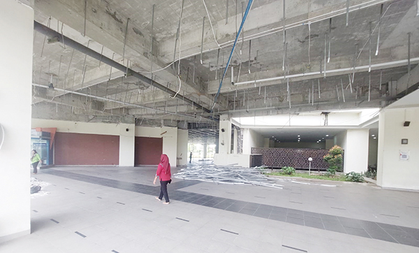 RENOVASI MASJID RAYA SUMBAR— Dinas Bina Marga Cipta Karya Tata Ruang Sumbar saat ini tengah melakukan perbaikan Masjid Raya Sumbar. Ditargetkan pengerajaan renovasi yang menelan biaya Rp8,3 miliar itu tuntas Oktober mendatang.