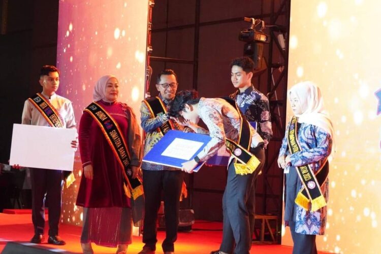 Beasiswa Genre Prestasi— Bupati Tanhadatar Eka Putra memberi ucapan selamat pada putra Tanahdatar yang menerima penghargaan dan beasiswa  Beasiswa Genre Prestasi (BGP).