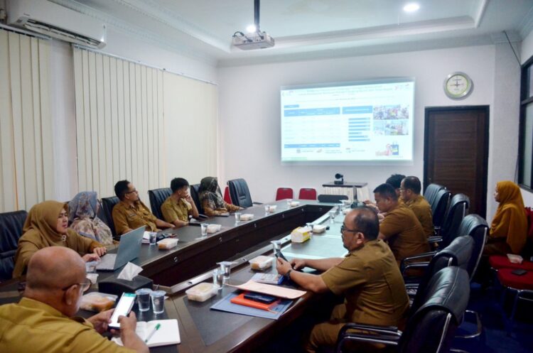 RAPAT INFLASI MINGGUAN— Bupati Agam diwakili Sekretaris Daerah Kabupaten Agam, Drs H Edi Busti, M Si hadiri rapat inflasi mingguan secara virtual di ruang rapat Bupati Agam, Senin (10/7).