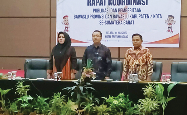 RAPAT KOORDINASI— Bawaslu Sumbar menggelar rakor Publikasi dan Pemberitaan bersama Bawaslu Kabupaten dan Kota, Selasa (11/7) di Hotel Truntum, Padang.