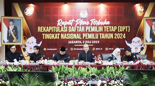 RAPAT PLENO TERBUKA— Komisi Pemilihan Umum (KPU) menggelar rapat pleno terbuka rekapitulasi daftar pemilih tetap (DPT) Pemilu 2024, Minggu (2/7).