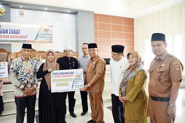 Ratusan Mustahik Terima Program Agam Cerdas dan Agam Sehat 1 TERIMA BANTUAN— Ratusan penerima zakat (mustahik) di Kabupaten Agam menerima bantuan biaya pendidikan, pengobatan dan peningkatan ekonomi dari pemerintah Kabupaten Agam, Senin (24/7).