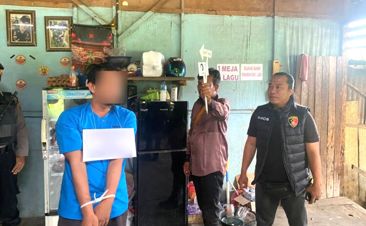 REKONSTRUKSI— Pelaku DS saat mengikuti rekonstruksi kasus pembunuhan terhadap oknum PNS.