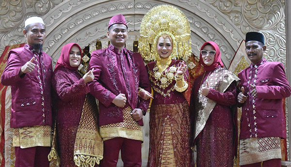 PERNIKAHAN— Resepsi pernikahan Debio, putri pertama dari Zukri Amrah (Jup Kelly) dan Dewita Farizarni, dengan M. Rivo Julira Dahlimin, Sabtu (8/7), di Hotel Kryad Bumiminang.