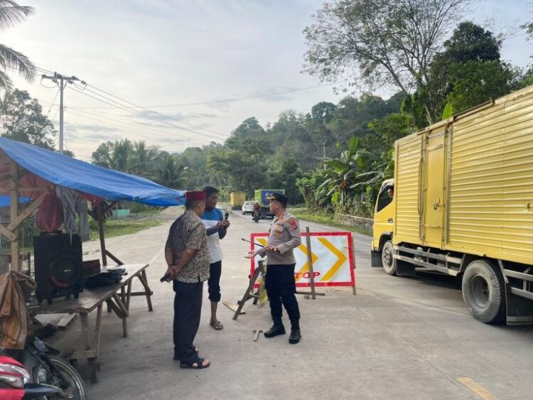 ARAHAN—Kapolres Sijunjung AKBP Andre Anas memberikan arahan kepada pengatur buka tutup perbaikan jalan di Jalinsum usai menerima keluhan dari masyarakat.