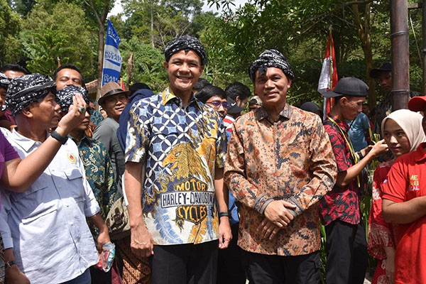 Rombongan Wako Genius Umar Bersama Kepala Desa, Lihat Desa Wisata Nomor Satu Semarang, Jawa Tengah 1 BERSAMA— Wali Kota Genius Umar bersama Gubernur Ganjar Pranowo saat di lokasi objek wisata desa.