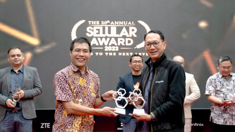Selular Awards 2023, Smartfren Raih Best Social Movement 1 TERIMA PENGHARGAAN-Chief Commercial Officer Smartfren, Andrijanto Muljono menerima penghargaan Selular Awards 2023 yang diserahkan oleh (kiri) Budiman, Direktur Selular Media Network.