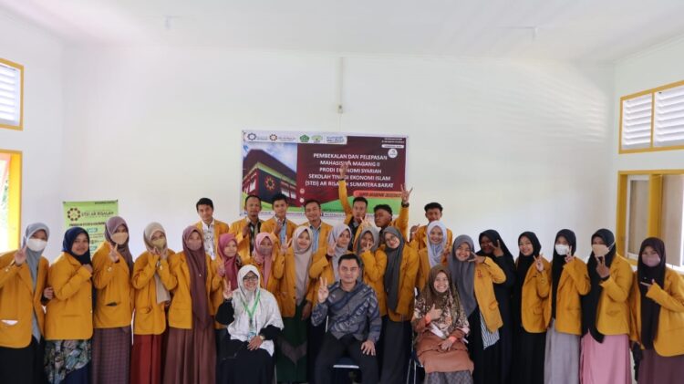 PELEPASAN PESERTA MAGANG— Para mahasiswa foto bersama usai pembekalan dan pelepasan magang Program Studi Ekonomi Syariah STEI Ar Risalah Sumbar, Sabtu (15/7) di Aula Gedung STEI Ar Risalah.