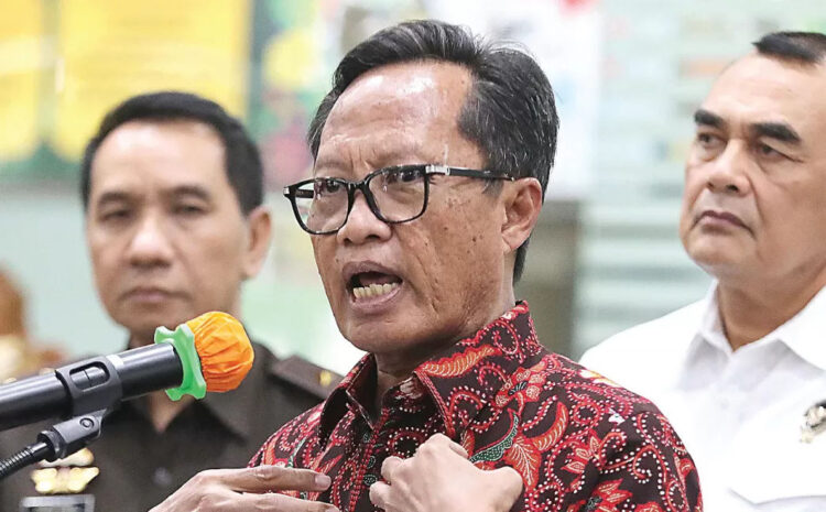 BERIKAN KETERANGAN— Sugeng Purnomo, Ketua Tim Pelaksana Satgas TPPU, memberikan keterangan temuan transaksi mencurigakan 
Rp 189 triliun.