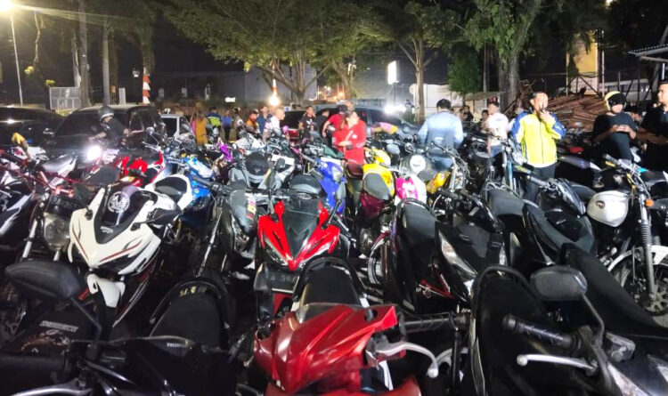 GUNAKAN KNALPOT BRONG— Sebanyak 59 kendaraan berhasil dikandangkan jajaran Satlantas Polresta Padang dalam giat Cipkon, Minggu (30/7) dinihari WIB.