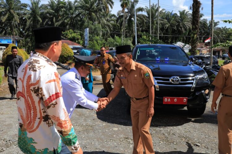 HADIRI SERTIJAB— Sekretaris Daerah Kabupaten Pasaman, Drs. H. Mara Ondak MM menghadiri sertijab Camat Tigo Nagari, Selasa (11/7).