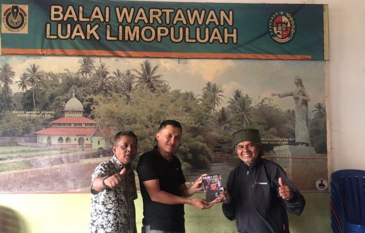 TERIMA BUKU—Sekretaris BW Aking Romiyunanda menerima buku Lakon Tole dari Yudilfan Habib di Balai Wartawan.