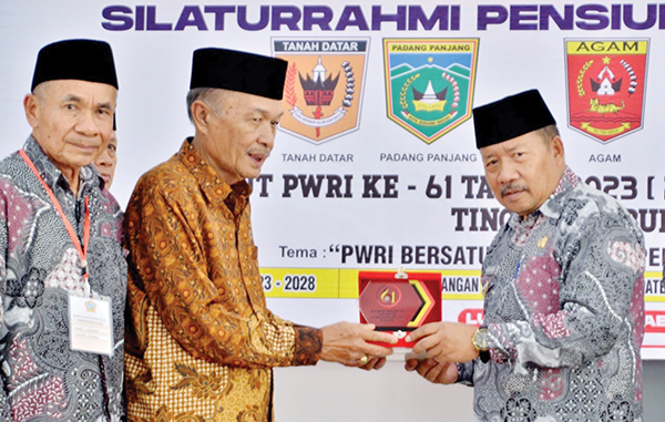 TERIMA CENDERAMATA— Bupati Agam, Andri Warman menerima cinderamata saat menghadiri acara HUT PWRI Kabupaten Agam ke-61 di Balairung Rumah Dinas, Kecamatan Lubuk Basung, Rabu (26/7).