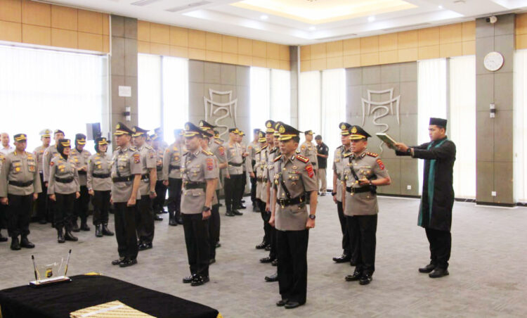 PENGAMBILAN SUMPAH— Prosesi pengambilan sumpah jabatan dalam serah terima jabatan tiga PJU dan tiga  Kapolres di lingkungan Polda Sumbar.
