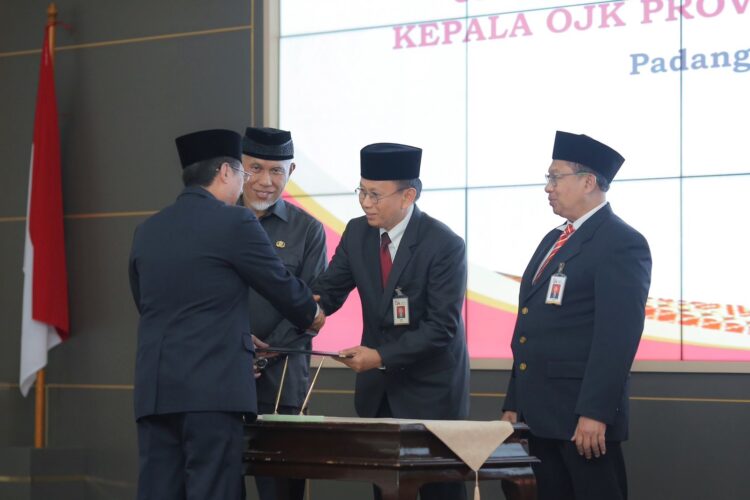 SERTIJAB— Untung Santoso yang ditunjuk sebagai Plt Kepala OJK Sumbar melaksanakan sertijab dengan Yusri yang memasuki purnatugas.