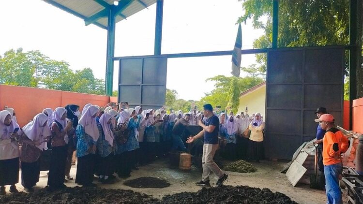 PERKENALKAN TPA—Forget Siswanto, selaku narasumber kegiatan dan Sub Koordinator Kegiatan Peningkatan Kapasitas Pengelolaan Sampah memperkenalkan pada siswa SMP N 4 Kota Solok proses sampah di TPA.