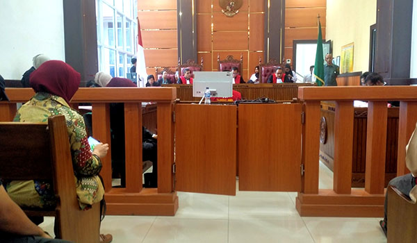 SIDANG—Suasana sidang perkara pidana pemalsuan surat kendaraan yang menjerat Ketua DPW Partai Masyumi Sumbar, Budiman.