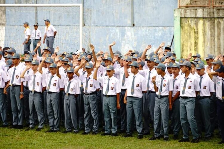 Bupati Tanah Datar Ingatkan Siswa untuk Patuh pada Ortu 1 IKUTI UPACARA— Siswa SMA 1 Batusangkar mengikuti upacara bersama Bupati Eka Putra.
