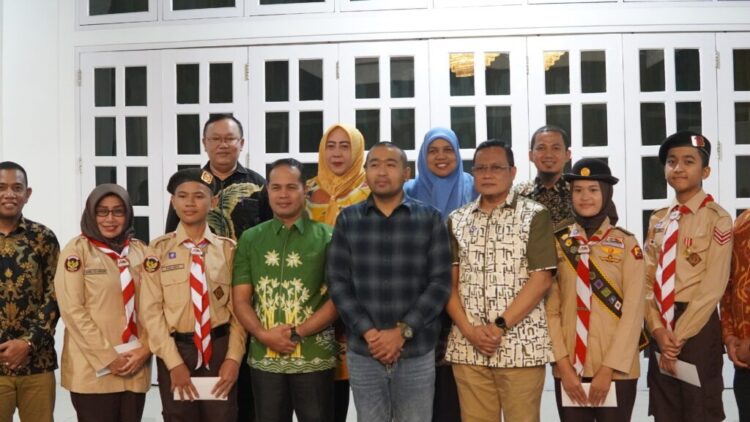 MENUJU KORSEL— Wakil Gubernur Sumatera Barat Audy Joinaldy melepas keberangkatan peserta Jambore Dunia Tahun 2023 di Rumah Dinas Wagub.