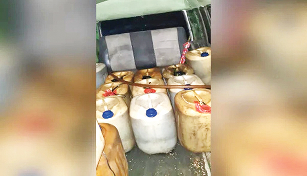 Pelangsir BBM Solar Bersubsidi Diciduk, Modusnya Pakai Tangki Mobil Modifikasi 1 PENYELEWENGAN BBM— Jajaran Polres Solok meringkus sopir dan mobil yang membawa Solar bersubsidi tanpa izin.