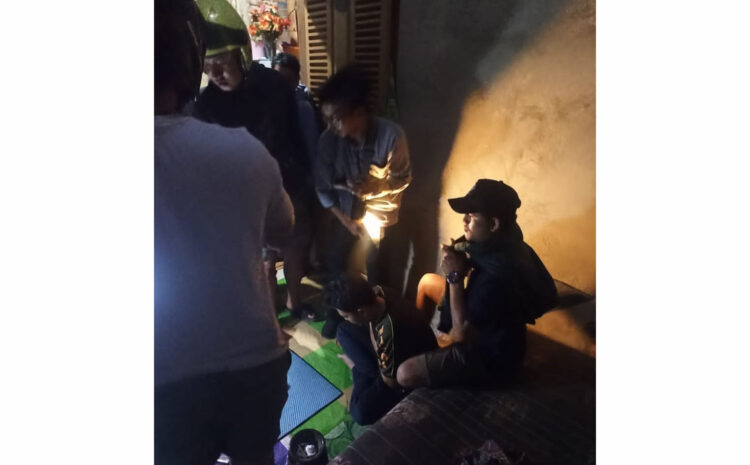 Sopir Ketua Pengadilan Agama Kota Payakumbuh Ditangkap, Polisi Temukan Sabu, Bong hingga Timbangan Digital 1 NARKOBA— Tim Satresnarkoba Polres Payakumbuh saat menangkap sopir Ketua Pengadilan Agama Paykumbuh di Kelurahan Balai Jariang, Kecamatan Payakumbuh Timur.