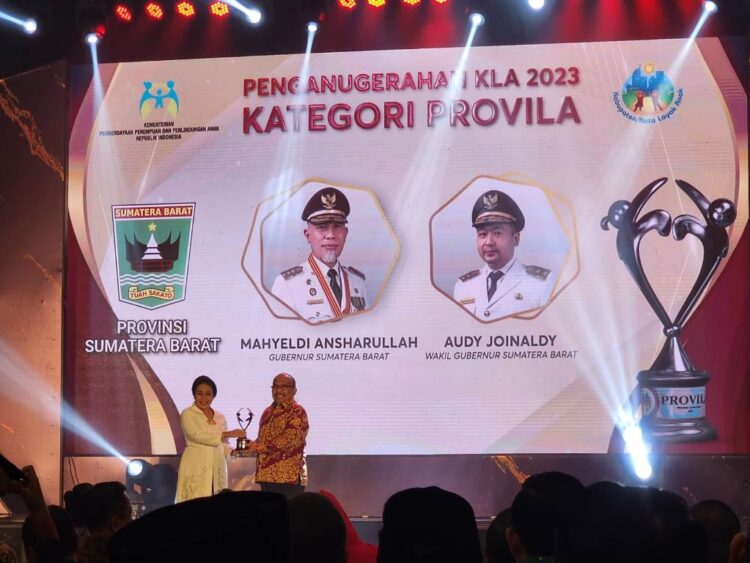 Pemprov Sumbar berhasil meraih penghargaan Provinsi Layak Anak (Provila). Penghargaan diserahkan oleh Menteri PPPA Bintang Puspayoga kepada Gubernur Sumbar, Mahyeldi Ansharullah yang diwakili Sekdaprov, Hansastri, Sabtu (22/7).