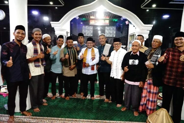 TABLIGH AKBAR— Bupati Tanah Datar Eka Putra berfoto bersama dengan pengurus dan jamaah saat menghadiri Tabliqh Akbar di Masjid Abrar Buluh Kasok Nagari Tabek Kecamatan Pariangan, Jumat (30/6) malam.