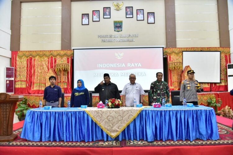 KUNJUNGAN MAHASISWA KKN— Bupati Padangpariaman Suhatri Bur menyambut kedatangan 572 mahasiswa peserta Kuliah Kerja Nyata Pembelajaran Pemberdayaan Masyarakat (KKN PPM) Universitas Andalas (Unand) tahun 2023.