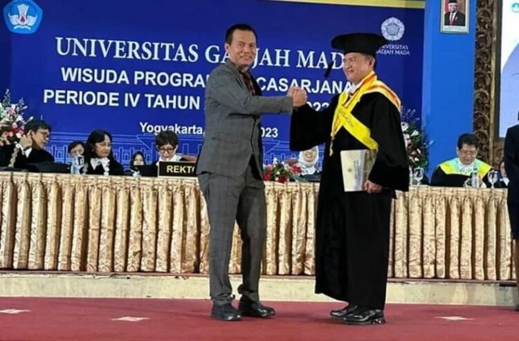 UCAPAN SELAMAT—Wali Kota Pariaman H Genius Umar mengucapkan selamat kepada wisudawan.