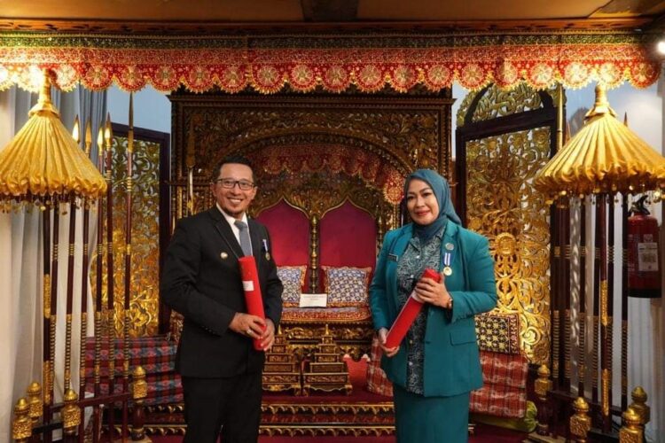 PENGHARGAAN—Bupati Eka Putra bersama isteri dengan penghargaan MKK dari Presiden.