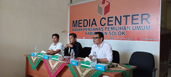 Perubahan Data Pemilih, Bawaslu Kabupaten Solok Berikan Masukan 1 KETERANGAN PERS— Komisioner Bawaslu Kabupaten Solok memberikan keterangan pers terkait data pemilih tetap.