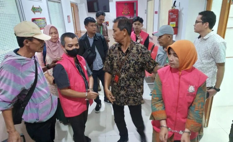 DIGIRING— Petugas Kejati Sumbar menggiring tiga tersangka dugaan korupsi sapi bunting pada Dinas Peternakan dan Kesehatan Hewan Provinsi Sumbar tahun 2021, untuk ditahan di Rutan Anak Air Padang.