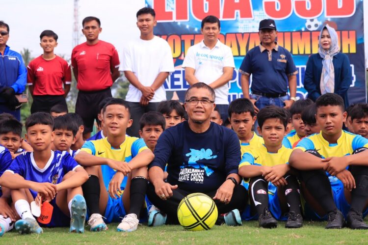 Timnas U-17 Nabil Asyura jadi Motivasi bagi Pesepak Bola Muda 1 MOTIVASI— Pj Wali Kota Payakumbuh bersama pemain Timnas U-17 Nabil Asyura foto bersama pemain sepak bola muda Kota Payakumbuh.
