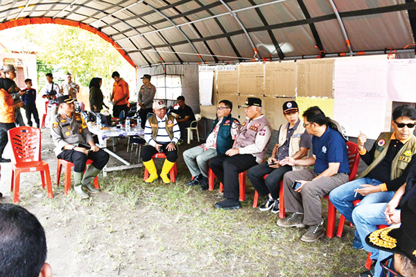 KUNJUNGI POSKO BENCANA— Gubernur Sumbar, Mahyeldi Ansharullah, didampingi Sekda sekaligus Kepala BPBD Agam Edi Busti kunjungi posko sekaligus meninjau lokasi terparah terdampak bencana longsor banjir bandang di Jorong Pantas, Nagari Tanjung Sani, Kecamatan Tanjung Raya, Minggu (16/7).