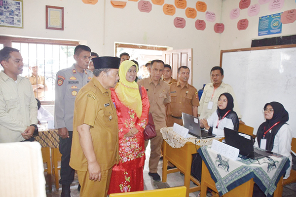 Tinjau Pilwana E-Voting, Bupati Agam Berharap Terpilih Wali Nagari Terbaik 1 MONITORING— Bupati Agam, Andri Warman, monitoring pelaksanaan Pilwana secara Elektronik Voting tahun 2023 di Nagari Dalko, Kecamatan Tanjung Raya, Seni (3/7).