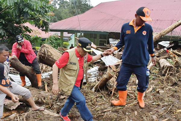 DAMPAK BENCANA LONGSOR— Bupati Agam Andri Warman tinjau Sekolah SMP Negeri 4 yang mengalami kerusakan parah terdampak bencana longsor yang terjadi di Jorong Sigiran, Nagari Tanjung Sani, Kecamatan Tanjung Raya, Sabtu (15/7).