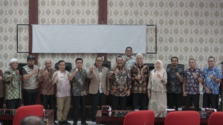 PENANGGULANGAN KEMISKINAN— Wawako Pariaman Mardison Mahyuddin usai mengikuti kegiatan  rapat koordinasi penanggulangan kemiskinan.