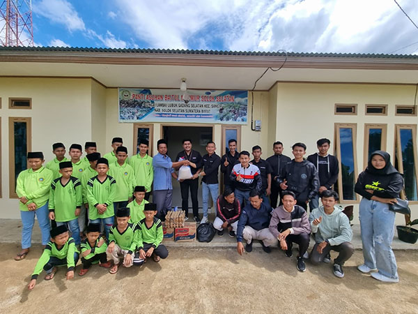 KUNJUNGI PANTI ASUHAN— PT HPM bersama komunitas CRF Owner Solok Selatan yang tergabung dalam AHSB memberikan bantuan berupa kebutuhan pokok pada Panti Asuhan Baitul Makmur di daerah Sungai Lambai, Solok Selatan.