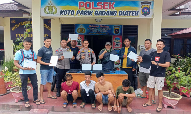 PERLIHATKAN BUKTI— Kapolsek KPGD, Iptu Robbi Gunawan memperlihatkan barang bukti Laptop dan Tablet yang disita dari penangkapan komplotan spesialis pembobol sekolah.