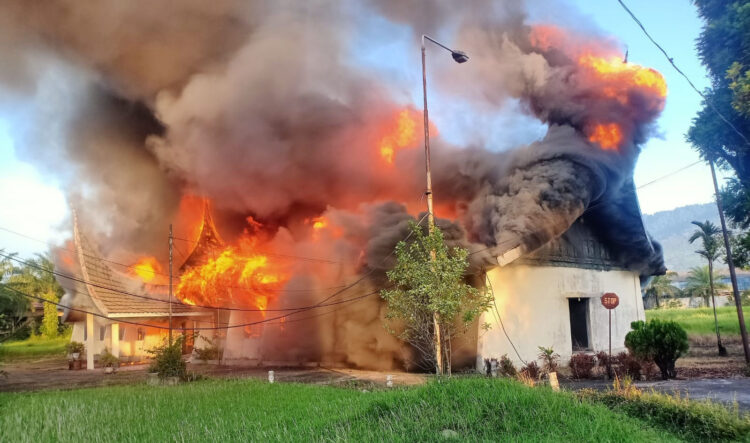 BEKAS PABRIK TERBAKAR— Api berkobar dan membubung tinggi membakar bangunan bekas pabrik tekstil PT Sumatex Subur di Lubuk Kilangan, Padang, Kamis (22/7) sekitar pukul 17.45 WIB. .
