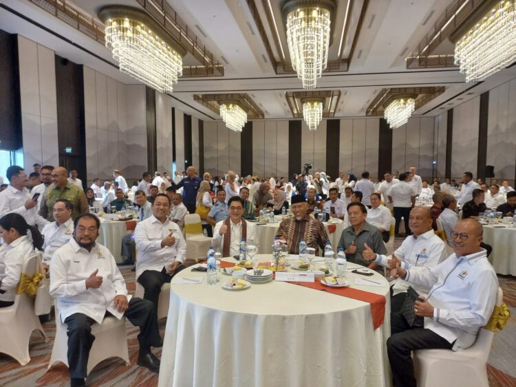 MENGHADIRI— Wakil Ketua DPRD Sumbar, Suwirpen Suib  menghadiri Pengukuhan kepengurusan Kamar Dagang dan Industri Sumatera Barat (Kadin Sumbar).