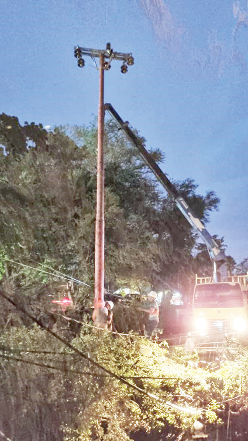 PERBAIKI— Petugas dari PLN Unit Induk Distribusi (UID) Sumbar bergerak cepat perbaiki jaringan-jaringan terdampak yang mengalami gangguan untuk pulihkan kelistrikan.