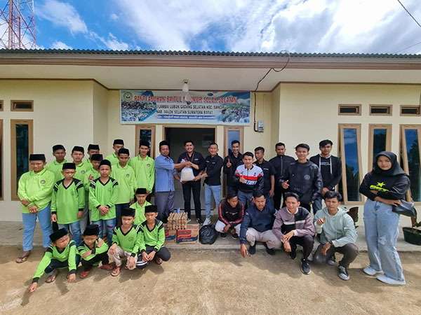 KUNJUNGI PANTI ASUHAN— PT HPM bersama komunitas CRF Owner Solok Selatan yang tergabung dalam AHSB memberikan bantuan berupa kebutuhan pokok pada Panti Asuhan Baitul Makmur di daerah Sungai Lambai, Solok Selatan.