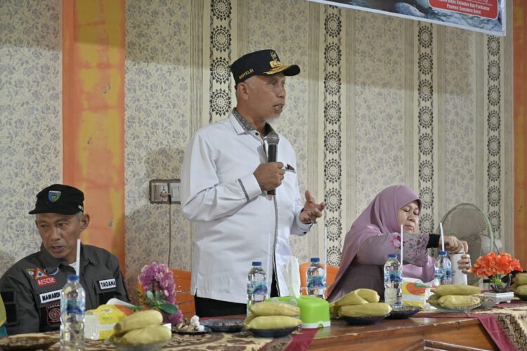 SAMBUTAN—Gubernur Sumatera Barat, Mahyeldi Ansharullah didampingi Ketua TP-PKK Sumbar Harneli Mahyeldi meberikan sambutan usai melepas 10 ribu bibit ikan gariang di Sungai Batang Bayang.