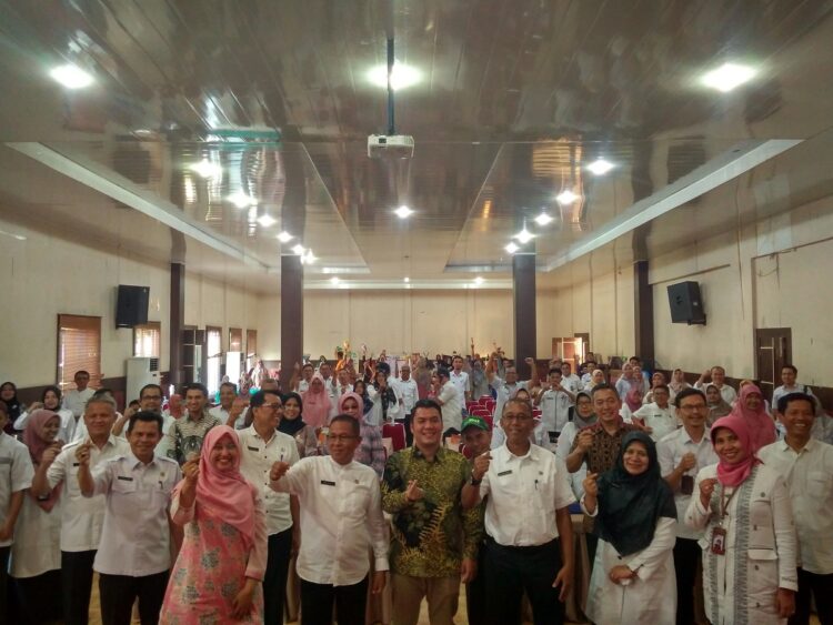 DPMPTSP Provinsi Sumbar Gelar Konsolidasi, Potensi Sumbar Banyak, Butuh Investor untuk Mengelola 1 FOTO BERSAMA— Staf Ahli Wali Kota Payakumbuh foto bersama dengan peserta dan pemateri dari Kementerian BKPM RI saat kegiatan Konsolidasi Perencanaan dan Pelaksanaan Penanaman Modal (KP3M) Provinsi Sumbar, di Aula Gedung BIB Tua Sakato Payakumbuh.